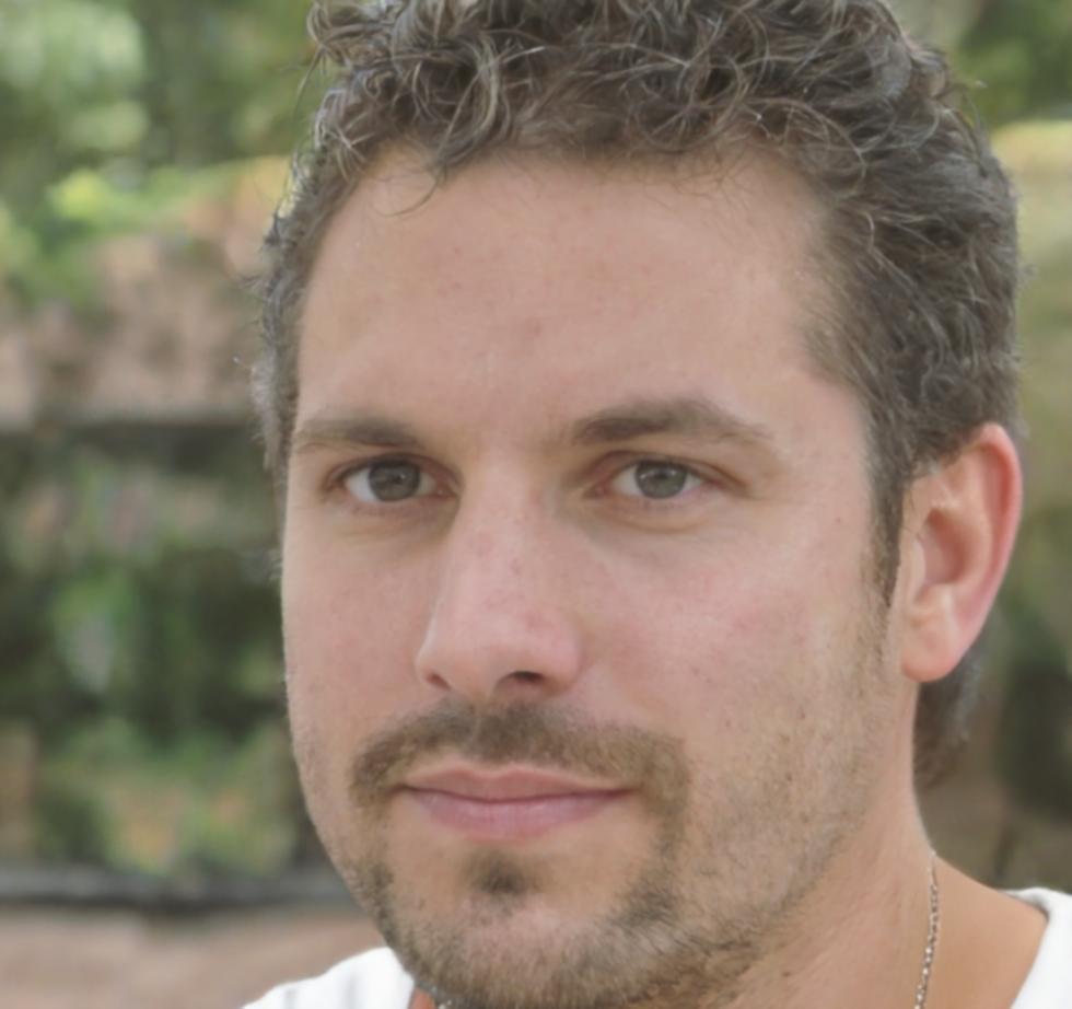 Retrato profesional de Aurelio Campos, consultor en ahorro personal